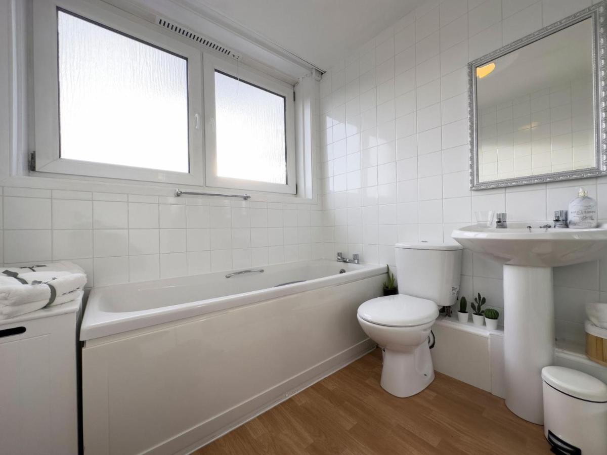 Scandi Style Apartment With Stunning Views Линлитгоу Экстерьер фото