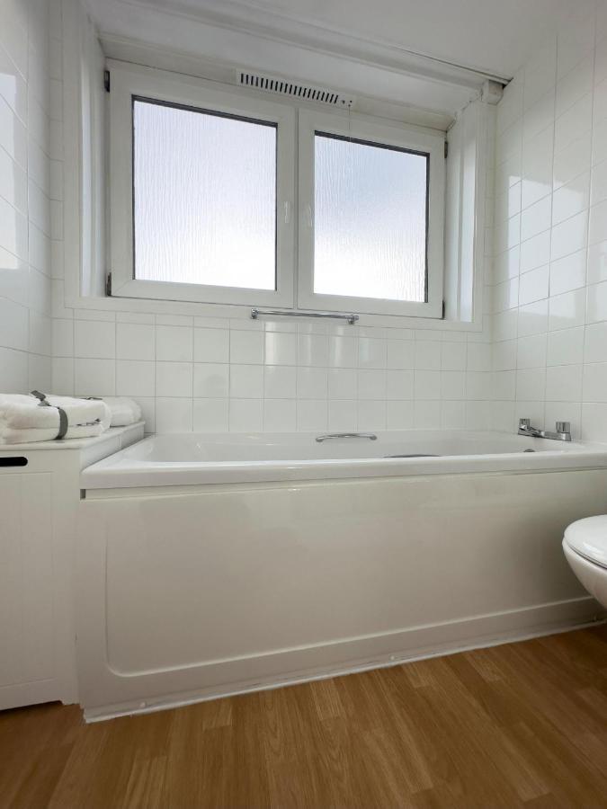 Scandi Style Apartment With Stunning Views Линлитгоу Экстерьер фото