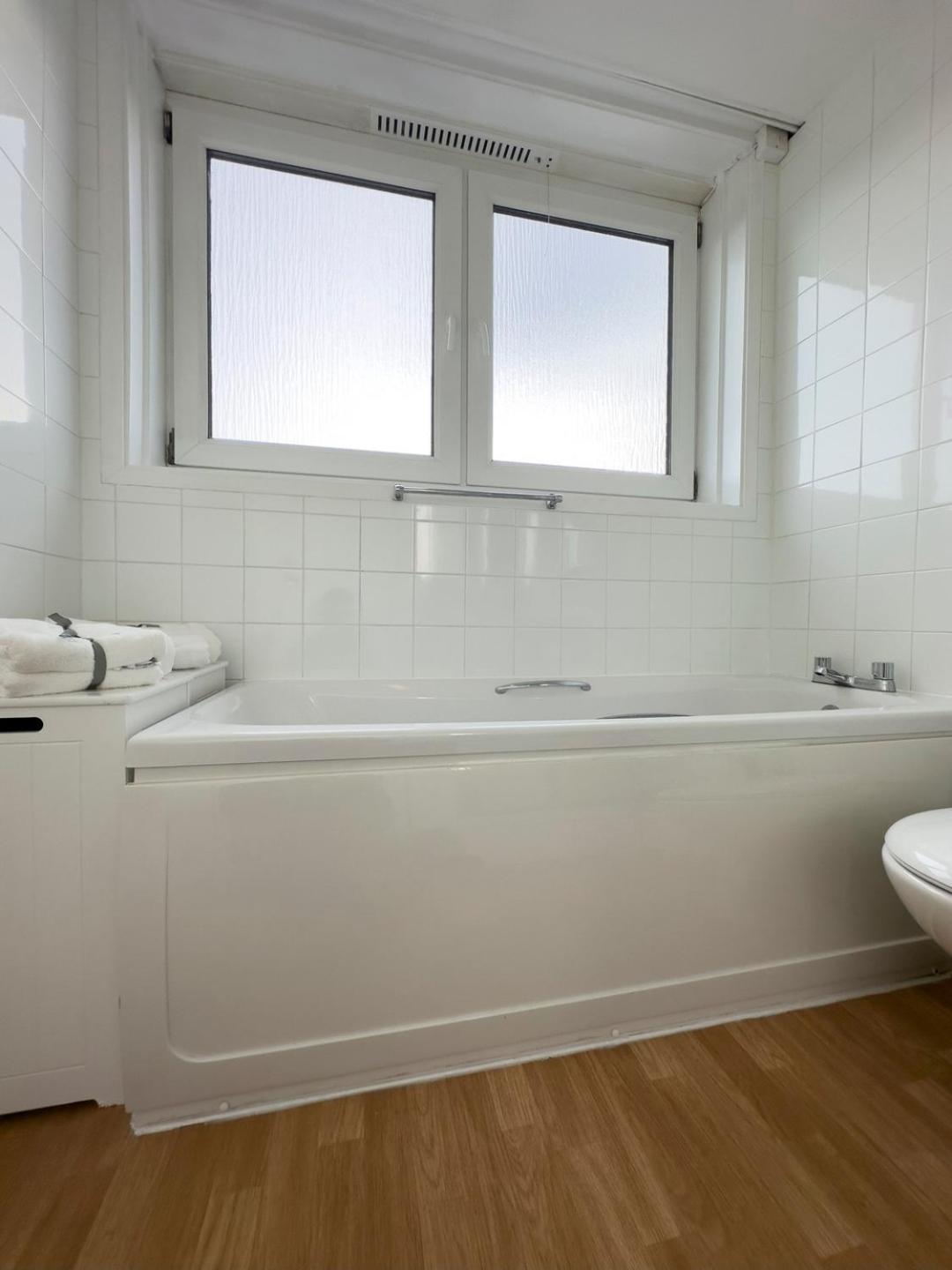 Scandi Style Apartment With Stunning Views Линлитгоу Экстерьер фото
